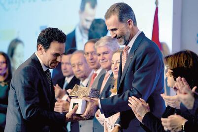 Galardonan a Carlos Loret con el Rey de España