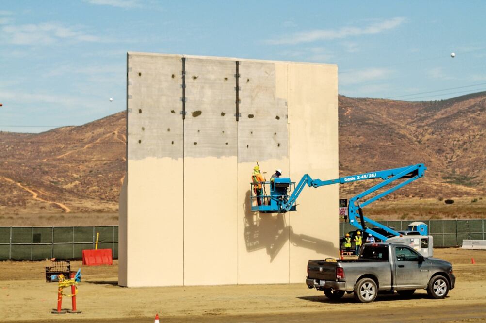 Al menos seis constructoras levantan ocho prototipos entre Tijuana y San Diego de lo que será el nuevo muro que separe México y EU. Las propuestas se dividen en dos categorías: concreto y otros materiales como el metal. (CORTESÍA JOEBETH TORRÍQUEZ)