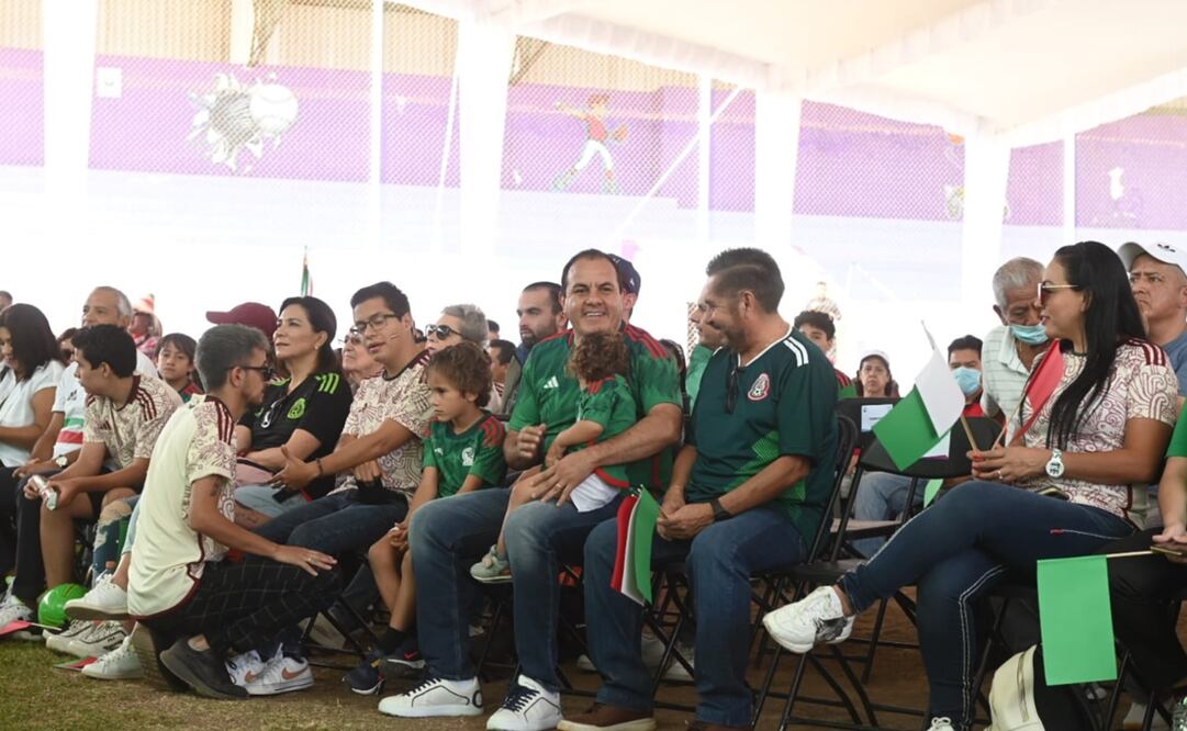 El gobernador sigue el partido México-Argentina. Foto: Twitter @Cuauhtemocb10