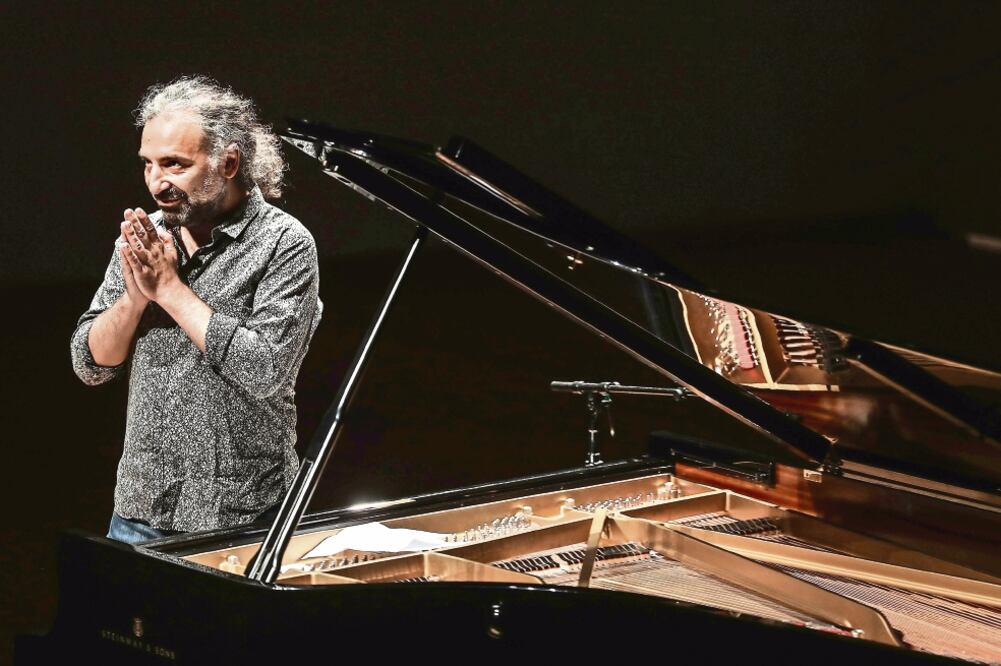 El artista italiano Stefano Bollani interpretó temas como “México lindo y querido” y “Cielito lindo” en el Centro Nacional de las Artes. Foto: JUAN CARLOS REYES. EL UNIVERSAL