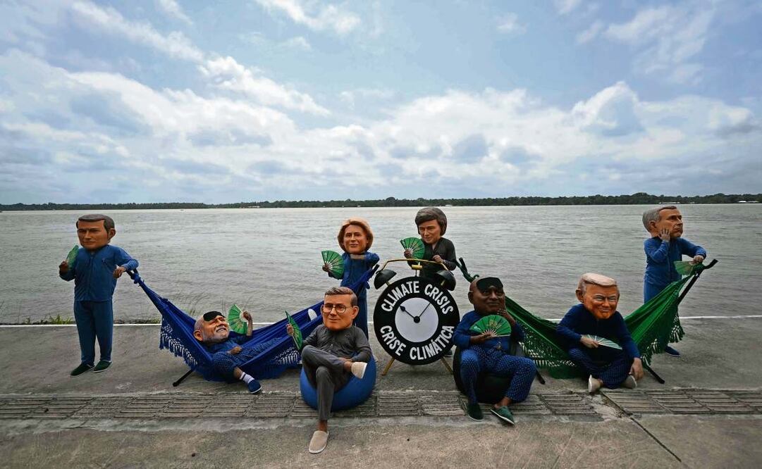 Activistas de Oxfam en su protesta Cabezas Gigantes al representar a líderes mundiales, en la ribera del río de la Universidad Federal de Pará, Belém, en el marco de la Cumbre del Clima COP30 de la ONU, el 5 de noviembre pasado. Foto: Mauro Pimentel / AFP