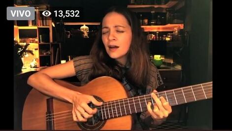 Natalia Lafourcade dedica concierto a médicos desde su casa