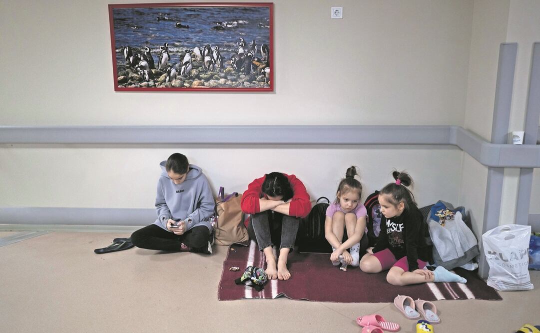 Familias de los pacientes ingresados ​​en el hospital infantil de Okhmadet, en Kiev. Foto: Emilio Morenatti/ AP