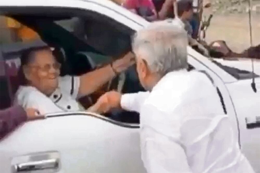 La vez que López Obrador saludó a María Consuelo Loera. Foto: Captura