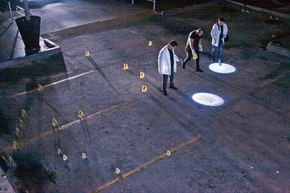 Los peritos en balística que realizaron la indagatoria en el lugar recolectaron 48 cascos percutidos de fusil automático y dos calibre 45 en las instalaciones del bar El Pirata. (RASHIDE FRÍAS. CUARTOSCURO)