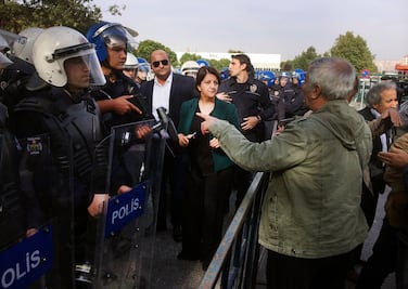 Policía arroja gas contra muchedumbre en Turquía