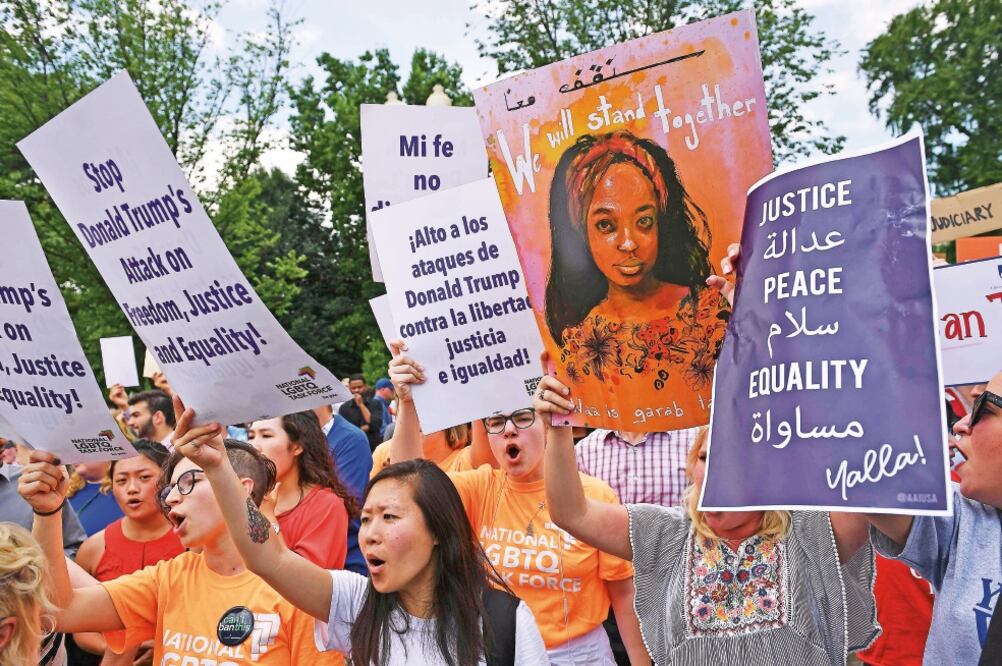 Manifestantes protestaron ayer afuera de la sede de la Corte Suprema de EU, en Washington, contra el veto para viajar a este país a ciudadanos de Irak, Irán, Libia, Somalia, Siria y Yemen, así como de Norcorea y algunos funcionarios venezolanos (AFP)