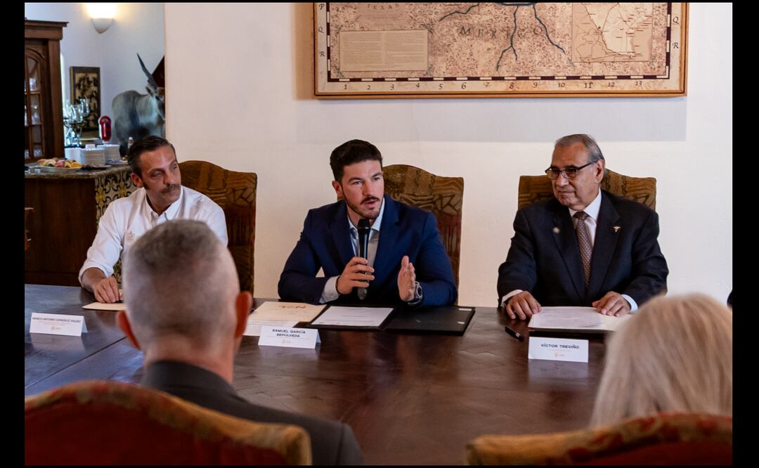 Gobernador de Nuevo León, Samuel García (centr.); alcalde de Laredo, Texas, Víctor Treviño (der.) y el Director Ejecutivo de Green Corridors, Mitch Carlson (izq.) (08/08/2025). Foto: Especial