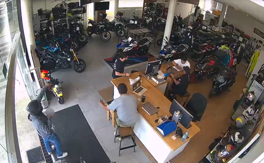 Captan violento asalto en una agencia de motocicletas de Cuernavaca; no hay detenidos.
Foto: Especial.