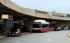 Evacuan aeropuerto de Kansas por amenaza de seguridad; FBI descarta peligro y reanuda actividades