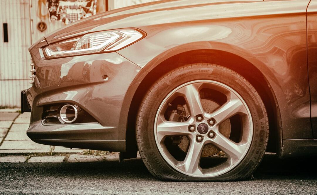 Ponchar las llantas de un auto es considerado un delito por el Código Penal. Imagen: Unsplash