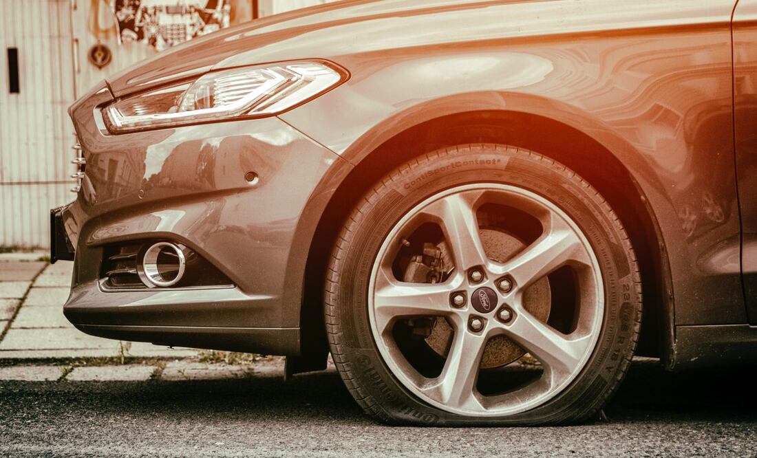 Ponchar las llantas de un auto es considerado un delito por el Código Penal. Imagen: Unsplash