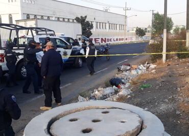 Hallan cuerpos maniatados de dos hombres en el Bordo de Xochiaca, en Neza