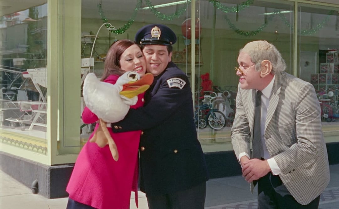 Escena de El Aviso Inoportuno con Enrique Cuenca, Eduardo Manzano y la ventrílocua Mary Carmen. Esta cinta fue el primer taquillazo de Los Polivoces, pues sus dos películas previas no tuvieron tanto éxito. Foto: IMDb/ESPECIAL.