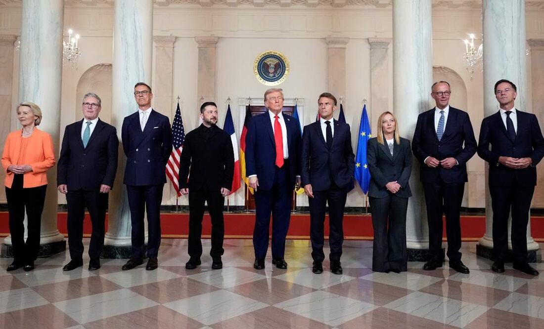 La presidenta de la Comisión Europea, Ursula von der Leyen (primera desde la izquierda), el primer ministro británico Keir Starmet, el presidente de Finlandia Alexander Stubb, el mandatario ucraniano Volodymyr Zelenskyy, el presidente estadounidense Donald Trump, el presidente de Francia Emmanuel Macron, la primera ministra italiana Giorgia Meloni, el canciller alemán Friedrich Merz y el secretario general de la OTAN Mark Rutte posan para una fotografía grupal en la Casa Blanca, Washington, en agosto de 2025. Foto: AP