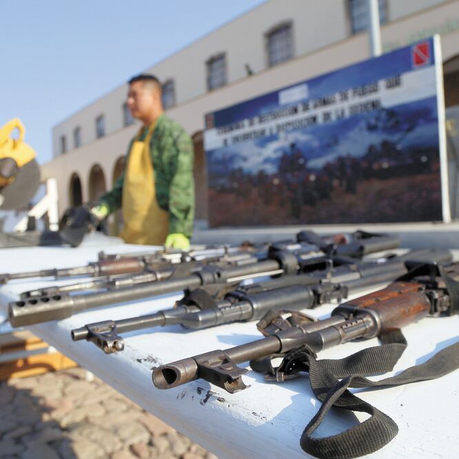 Casi la mitad de las armas traficadas desde Estados Unidos y confiscadas en México son rifles y pistolas semiautomáticas. ARCHIVO EL UNIVERSAL