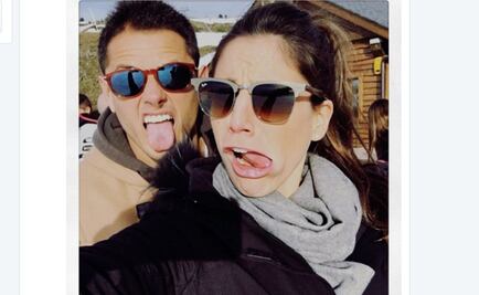 "Chicharito" y su novia envían mensaje navideño