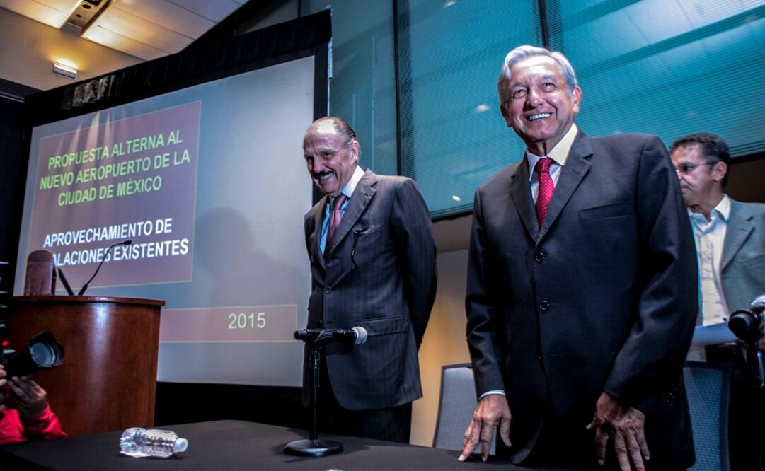 El tabasqueño y los ingenieros Sergio Samaniego y José María Riobo, presentaron el proyecto de nuevo aeropuerto. /Ramón Romero - EL UNIVERSAL