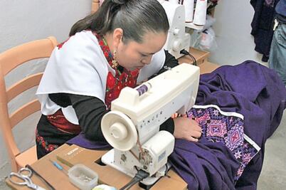 “Me siento feliz por hacer casulla del Santo Padre”