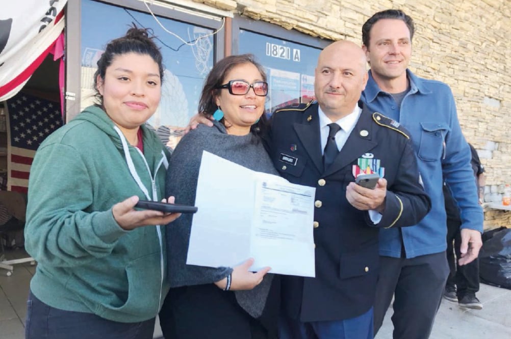 La directora ejecutiva de la Unión Americana de Libertades Civiles de San Diego, Norma Chávez, le entregó a Héctor Bautista la notificación de que el 13 de abril tomará protesta como ciudadano estadounidense. (GABRIELA MARTÍNEZ. EL UNIVERSAL)