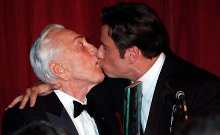 Benny Ibarra, John Travolta… besos entre famosos que causaron revuelo