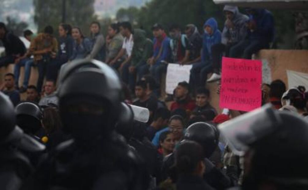 Universitarios se enfrentan con rechazados en Michoacán