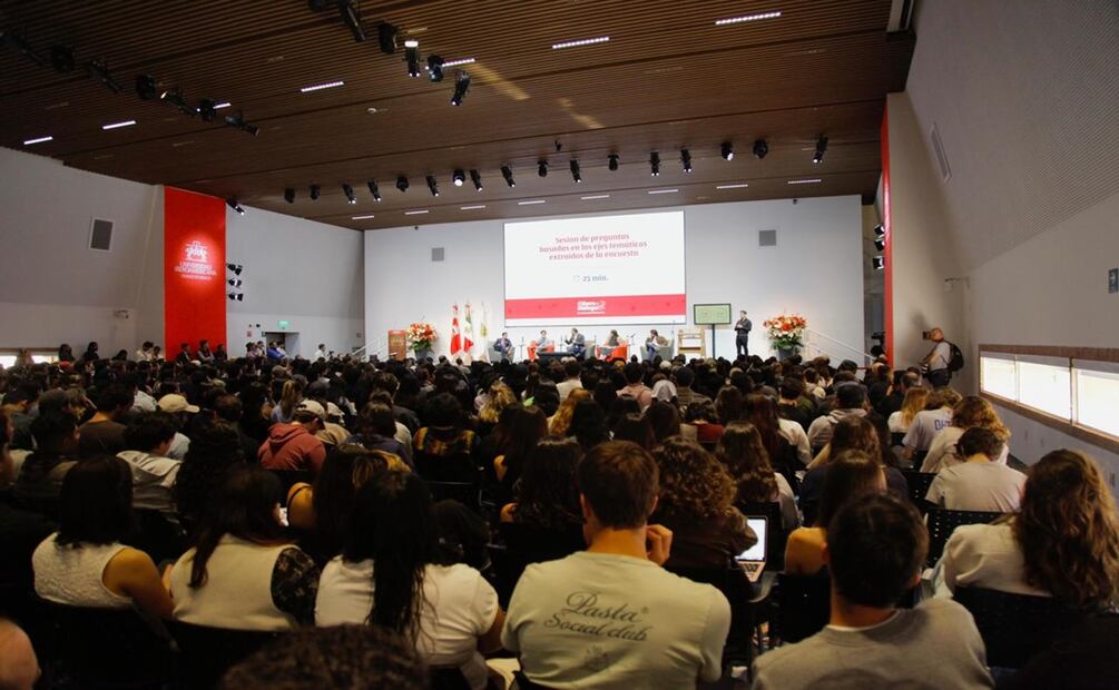 Santiago Taboada en conferencia en la IBERO. Foto: Omar Díaz