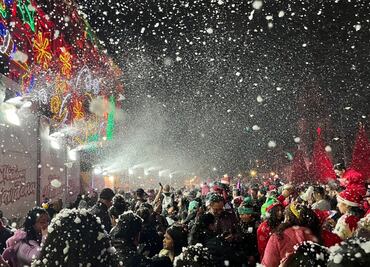 “Parece el Polo Norte”; niños y adultos disfrutan de la nieve artificial en Verbena Navideña en el Zócalo capitalino