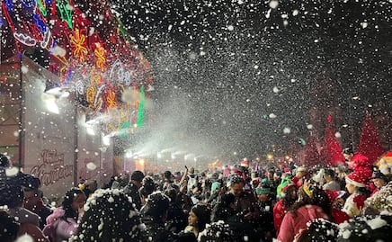 “Parece el Polo Norte”; niños y adultos disfrutan de la nieve artificial en Verbena Navideña en el Zócalo capitalino