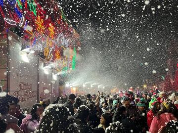 “Parece el Polo Norte”; niños y adultos disfrutan de la nieve artificial en Verbena Navideña en el Zócalo capitalino