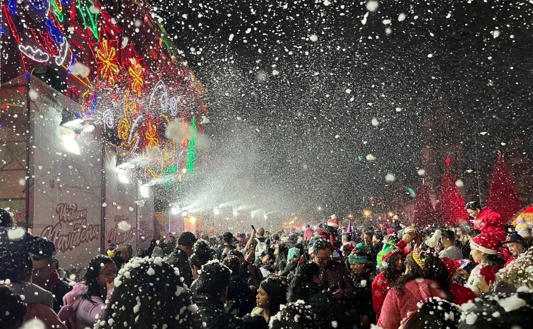 La nieve artificial, que cae todos los días a partir de las 19:00 horas, en intervalos de aproximadamente 30 minutos es una de las atracciones de la Verbena Navideña, que se inauguró el pasado martes y concluirá el próximo 30 de diciembre. Foto: Rafael García / EL UNIVERSAL