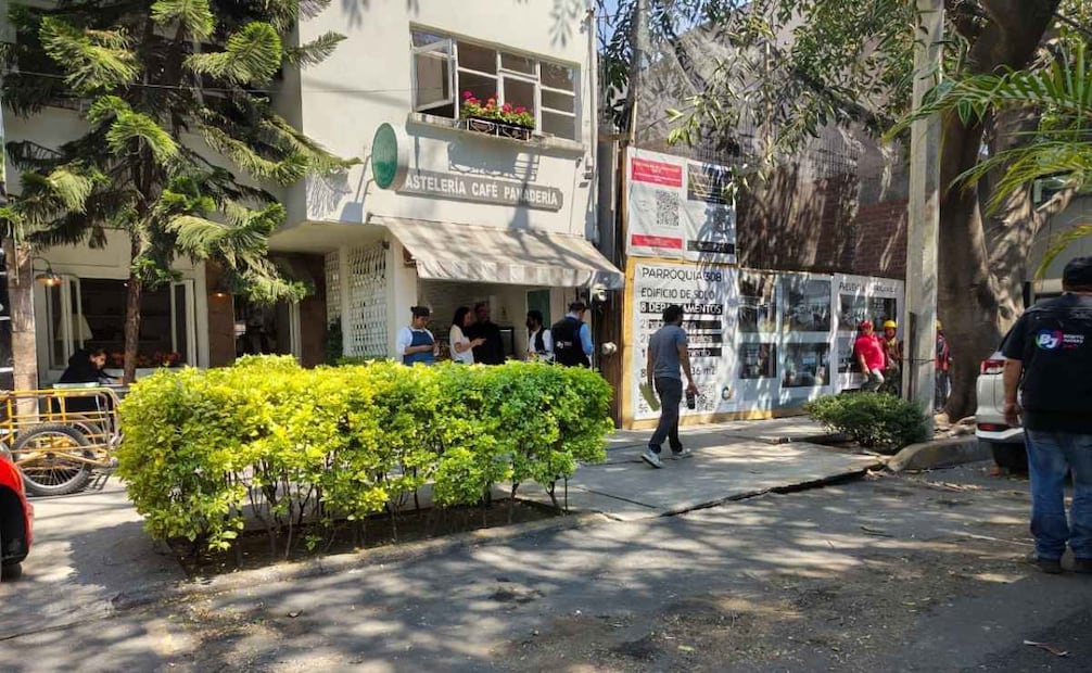 Retiran pérgolas que impedían el libre tránsito peatonal en la alcaldía Benito Juárez; priorizan seguridad peatonal.
Foto: Especial.