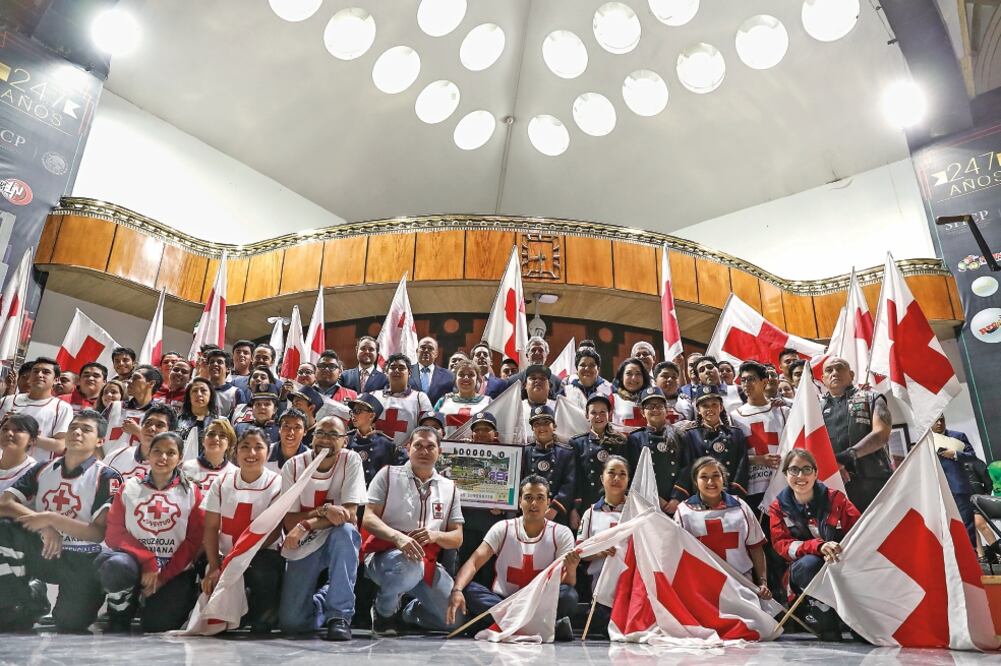 La Lotería Nacional reconoció a instituciones como la Cruz Roja Mexicana, que en conjunto han demostrado su enorme amor a la patria y espíritu de servicio. (CRISTOPHER ROGEL BLANQUET. EL UNIVERSAL)