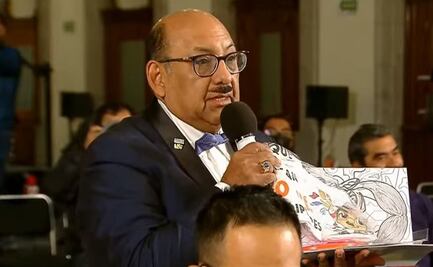 Youtuber “Lord Molécula” usa la mañanera para regalar libro para colorear a AMLO