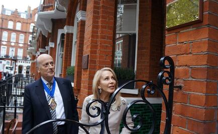 Develan placa de Carlos Fuentes en Londres