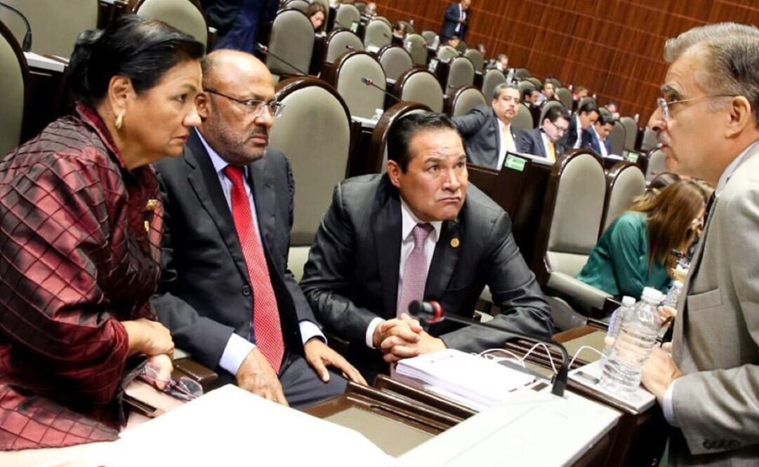 Grupo parlamentario del PRI en la Cara de Diputados. Foto: Twitter @JuarezCisneros