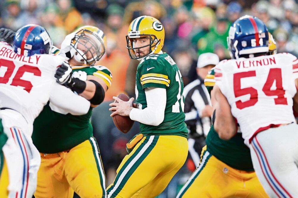 Aaron Rodgers (12) tuvo 25 pases completos en 40 intentos para 362 yardas y cuatro anotaciones (JEFF HANISCH. USA TODAY SPORTS)