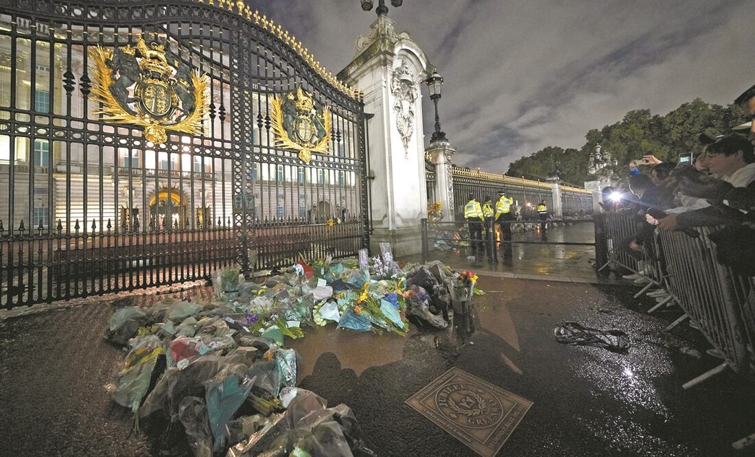 Martes 13: La carroza con el ataúd de Isabel II llegó al Palacio de Buckingham, donde miles la esperaban para decirle adiós.