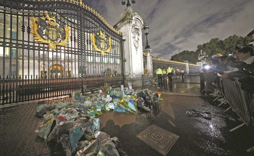 Martes 13: La carroza con el ataúd de Isabel II llegó al Palacio de Buckingham, donde miles la esperaban para decirle adiós.