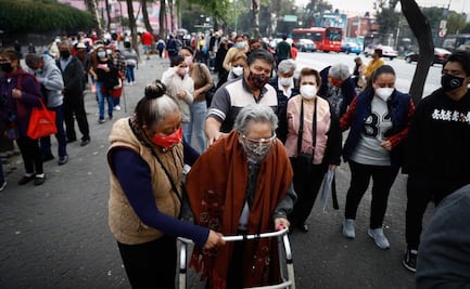 Por gran afluencia en la Vasconcelos, invitan a adultos mayores a aplicarse refuerzo en Campo Marte