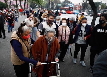 Por gran afluencia en la Vasconcelos, invitan a adultos mayores a aplicarse refuerzo en Campo Marte