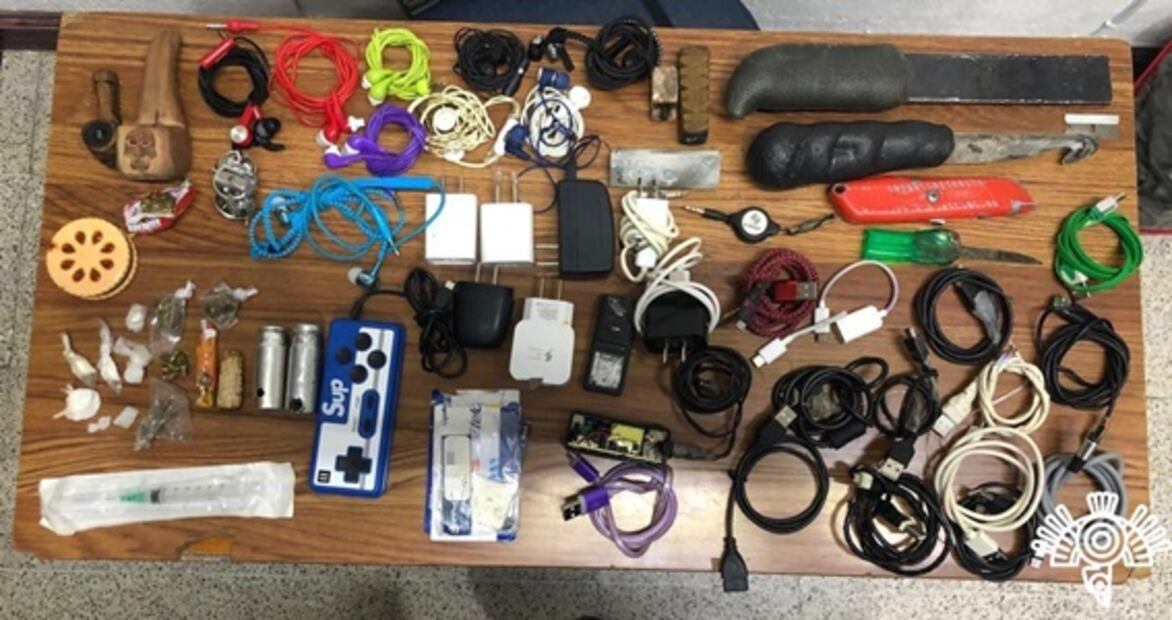Aseguran droga dinero y celulares en operativos en dos penales de Puebla