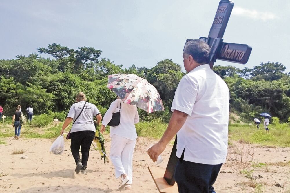 Las personas que acudieron a buscar los cuerpos de sus familiares desaparecidos en la megafosa decidieron marcar los lugares que registraron en Colinas, Ver. Foto: PATY MORALES. EL UNIVERSAL
