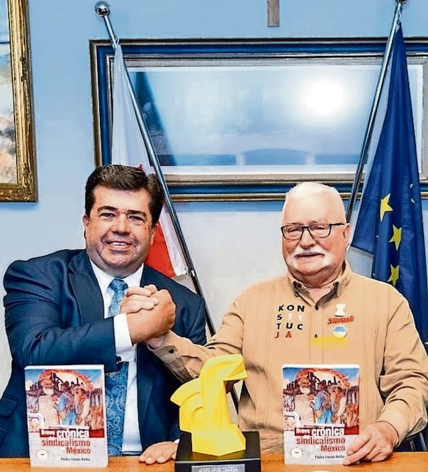 Lech Walesa (der.), creador del movimiento gremial más importante de Europa y expresidente de Polonia, reconoció a Pedro Haces Barba como el líder sindical más moderno y global de México. Foto: Especial