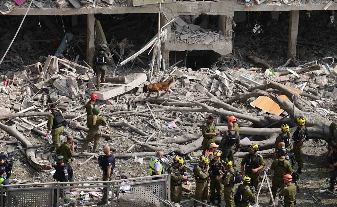 Fuerzas de seguridad y rescate israelíes trabajan en el sitio de un ataque con misiles iraníes, en Tel Aviv, en el centro de Israel, el 22 de junio de 2025. Misiles balísticos lanzados desde Irán hacia el centro y norte de Israel en la mañana del domingo dejaron 26 personas heridas, dos de ellas en estado moderado, informó el servicio nacional de emergencia israelí Magen David Adom. El Cuerpo de los Guardianes de la Revolución Islámica de Irán confirmó el domingo la ofensiva, señalando que la nueva oleada de ataques tuvo como objetivos el Aeropuerto Ben Gurion, en Tel Aviv, y un centro de investigación biológica, entre otros. En un comunicado difundido por su medio oficial Sepah News, el IRGC anunció además el inicio de su vigésima oleada de ataques contra objetivos en el interior de Israel. Foto: Xinhua