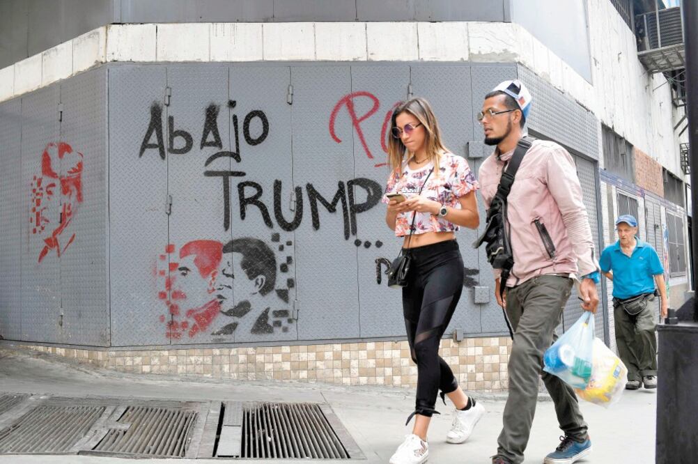 “Abajo Trump”, se lee en una calle de Caracas, luego de que el presidente estadounidense ordenara congelar todos los activos del gobierno venezolano en la Unión Americana. Foto: FEDERICO PARRA. AFP