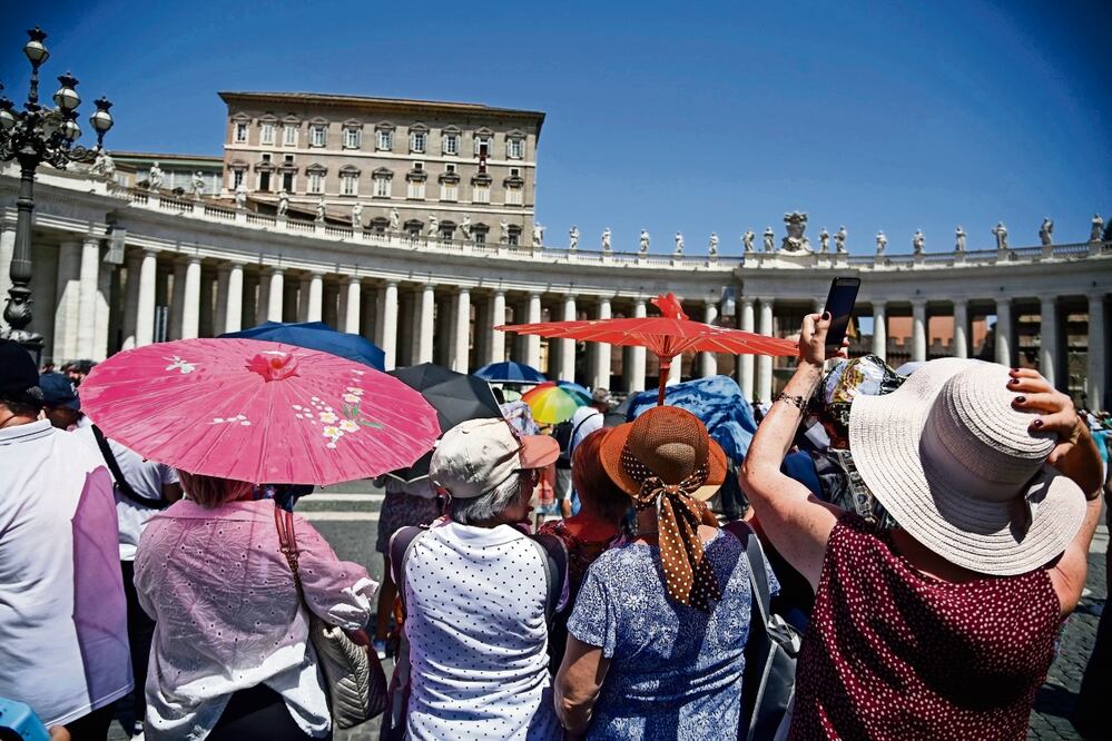 Fieles católicos durante el anuncio del Papa desde la ventana del Palacio Apostólico en la plaza de San Pedro. Foto: EFE