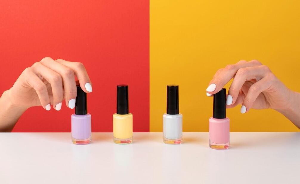 Utilizar un esmalte caducado afecta la salud de las uñas. Foto: Freepik