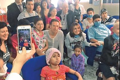 Martin graba DVD, manda luz a Ecuador y visita enfermos