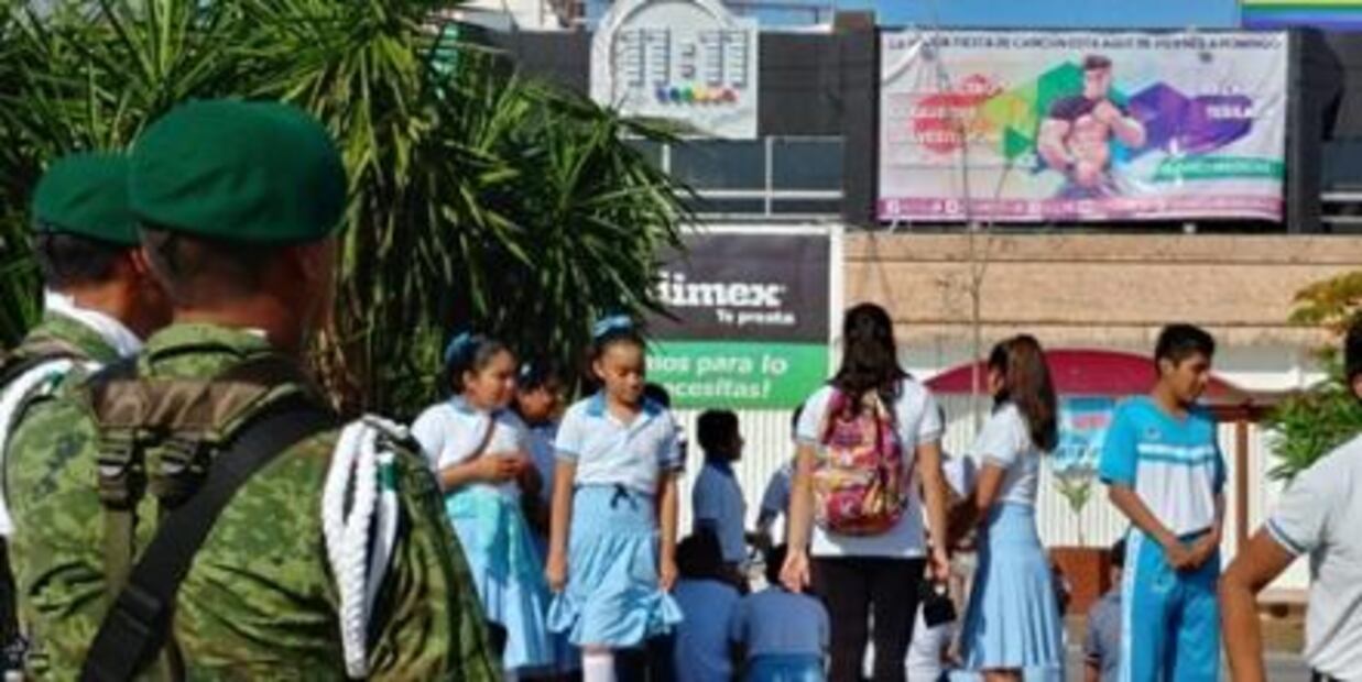 Desfilan mas de 3 mil efectivos antes de inauguración de Base Militar en Cancún